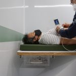 paciente sendo examinado na unidade móvel de saúde OS-I
